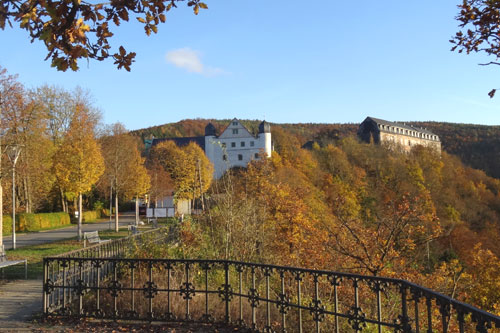  Schlossterrasse mit Blick zum Zeughaus und Haupthaus im Herbst 